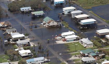 Moradores da Louisiana são instruídos a não voltar para casa após furacão