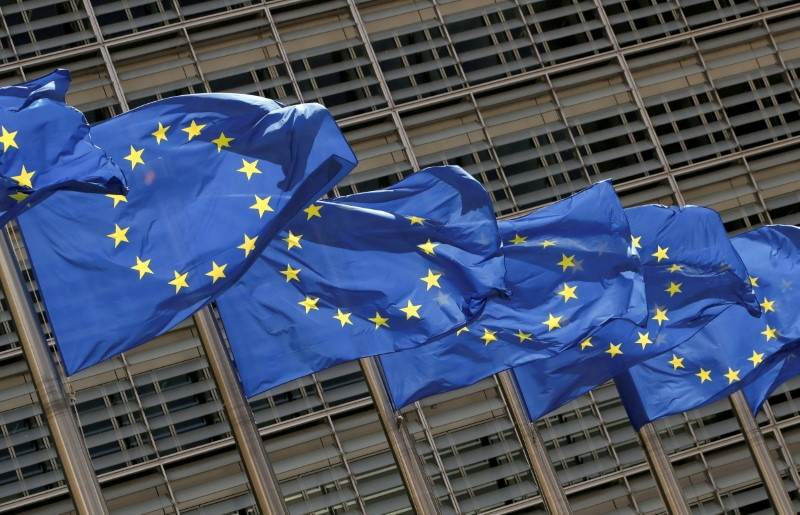 Bandeiras da União Europeia na sede da Comissão Europeia em Bruxelas
