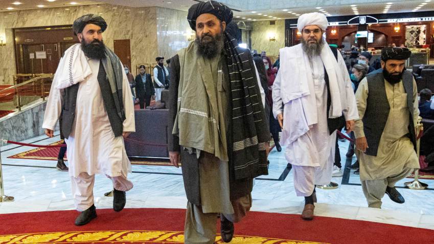 Cofundador e negociador do Taliban, Abdul Ghani Baradar (C), e outros membros do grupo na conferência de paz em Moscou / Alexander Zemlianichenko - 18.mar.2021/Pool via REUTERS/Arquivos