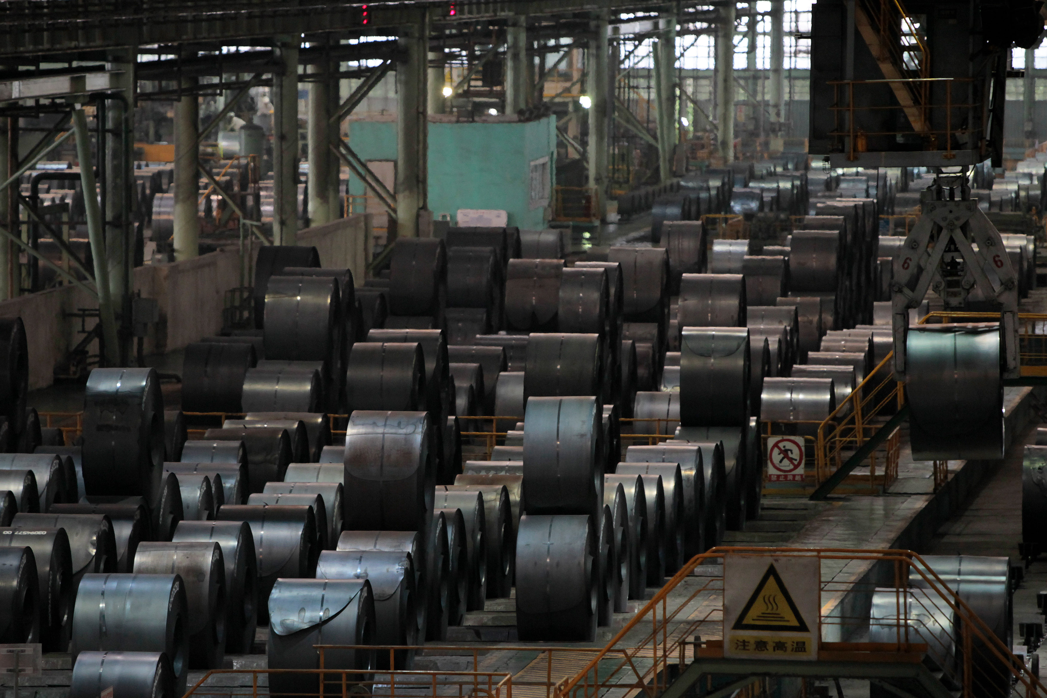 Linha de produção de aço inoxidável em fábrica da Baosteel em Xangai, China