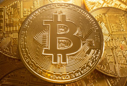 Representação física da moeda virtual bitcoin.