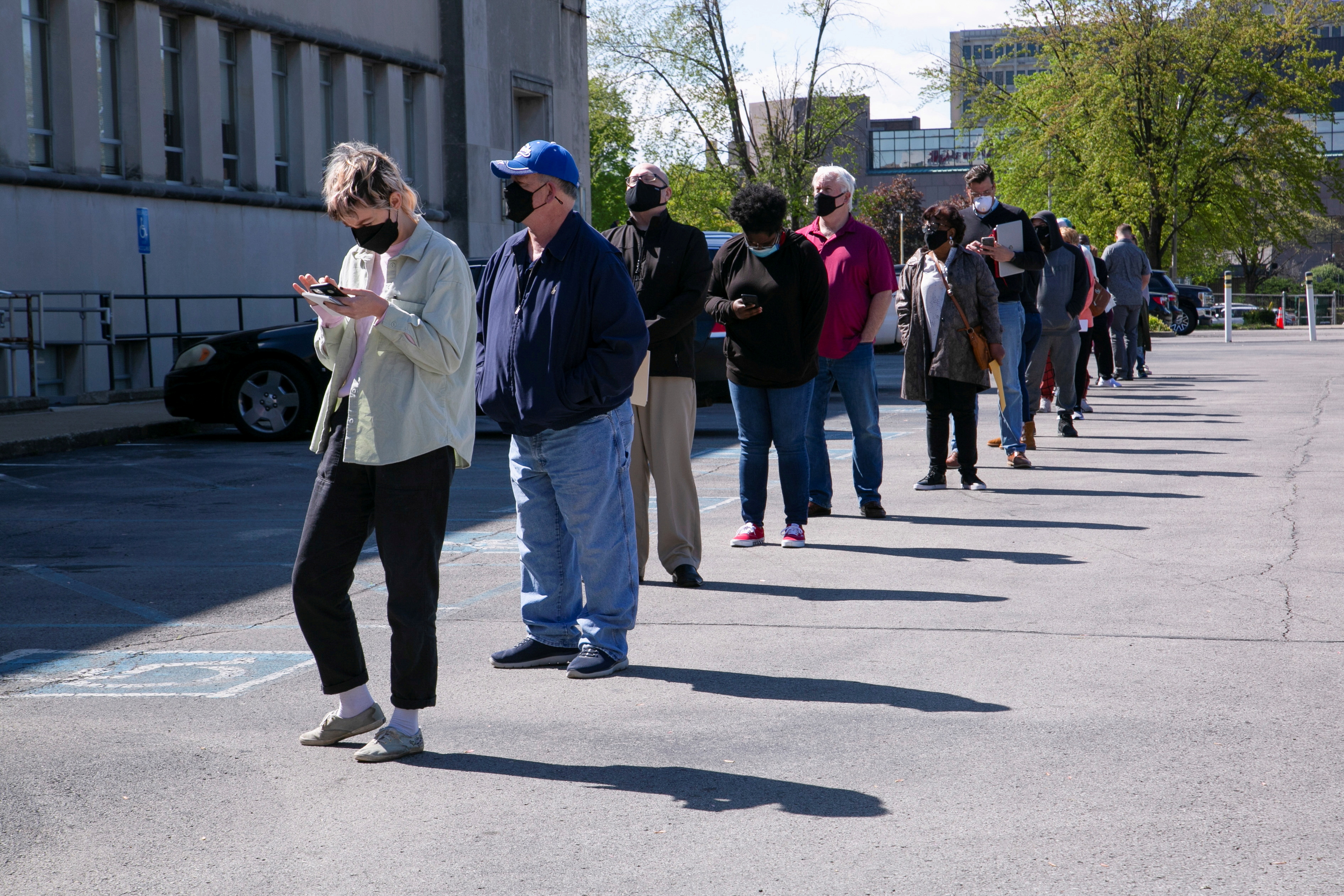 Pessoas fazem fila em centro de carreiras em Kentucky, EUA