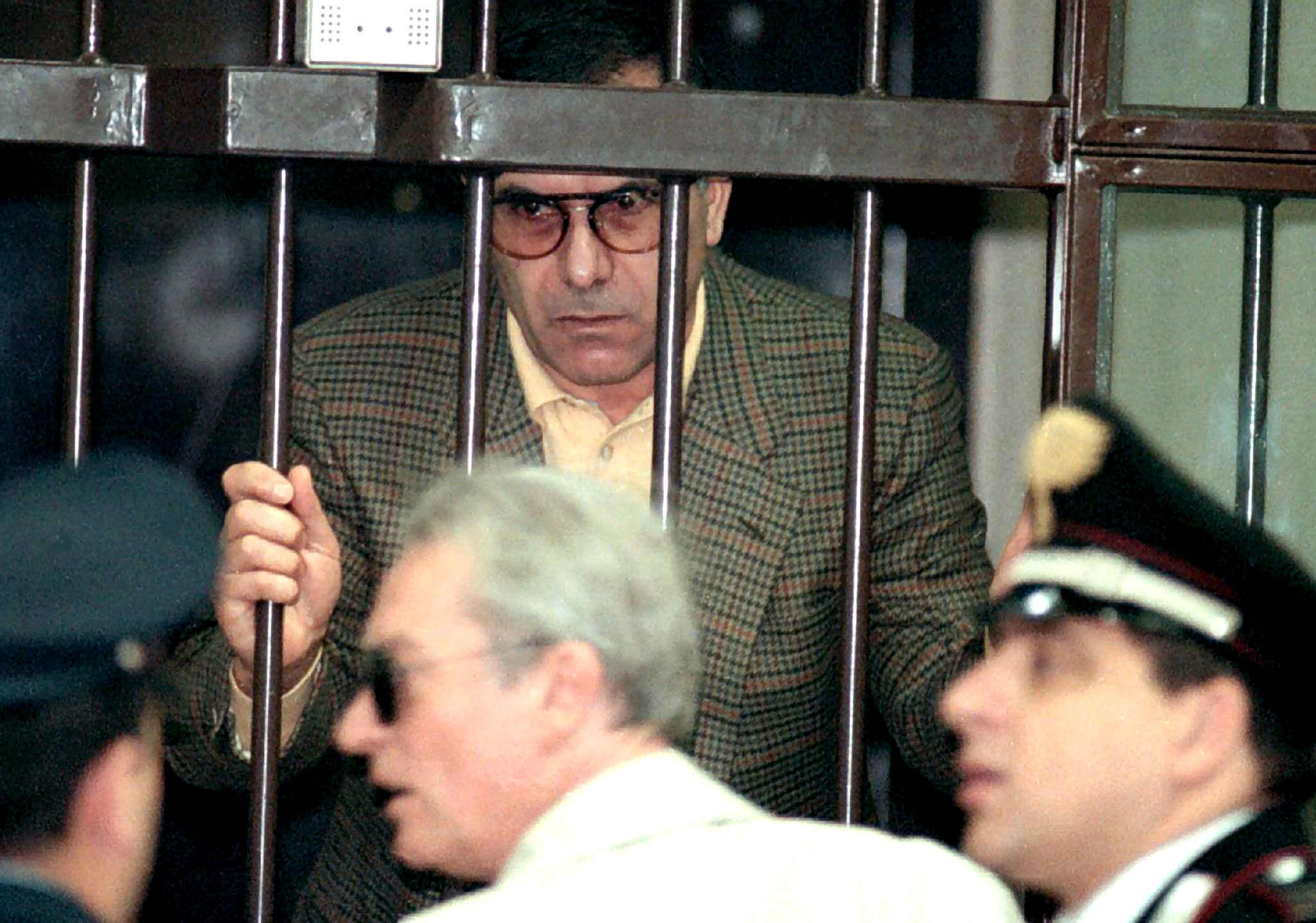 Mafioso Leoluca Bagarella atrás das grades em tribunal de Florença