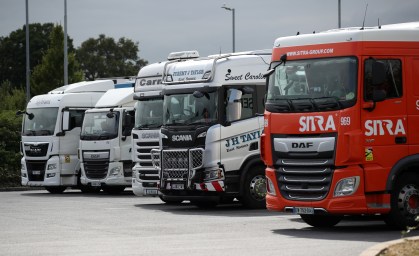 Caminhões parados em estacionamento em Cobham, Grã Bretanha.