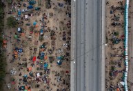Campo de fronteira dos EUA é fechado, e haitianos enfrentam futuro incerto