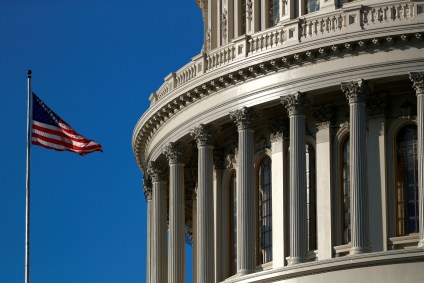 Bandeira dos Estados Unidos do lado de fora do prédio do Congresso norte-americano