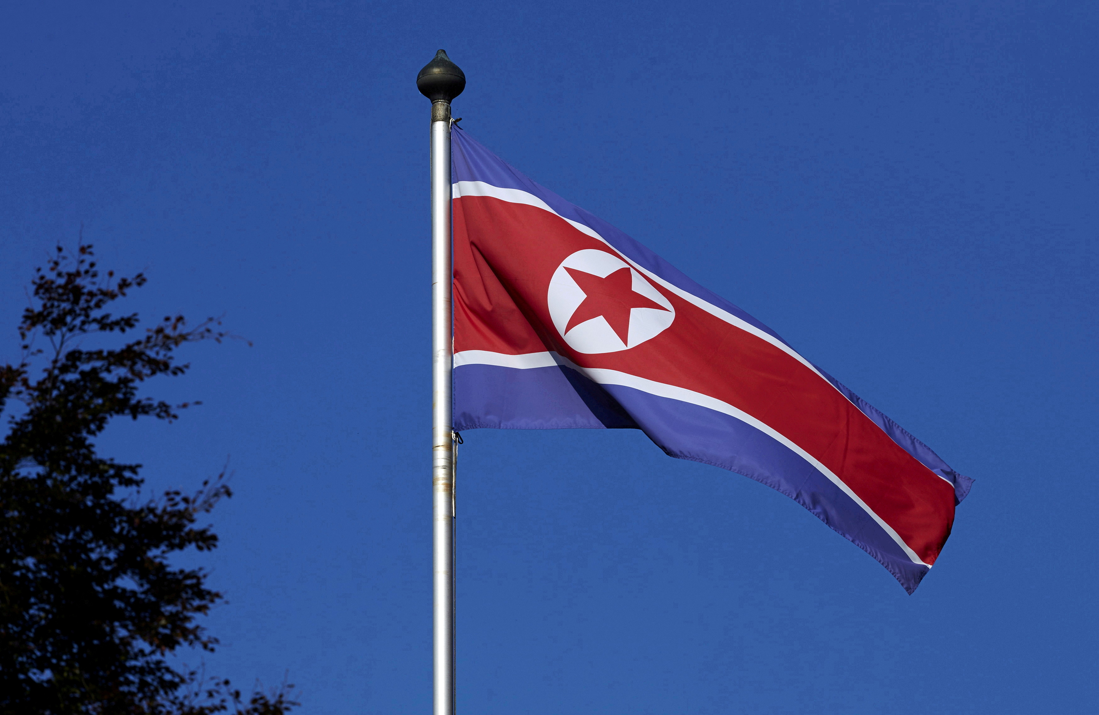 Bandeira da Coreia do Norte na missão permanente do país em Genebra