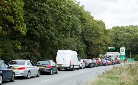 Fila de veículos para reabastecer em um posto de combustível da BP em Milton Keynes