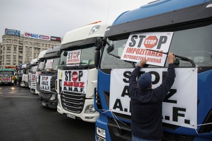Caminhoneiros protestam contra redução de pagamento em frente ao prédio do governo em Bucareste, na Romênia
