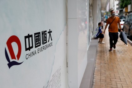Logotipo da China Evergrande na entrada de escritório da empresa em Hong Kong.