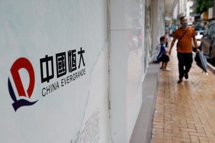 Logotipo da China Evergrande na entrada de escritório da empresa em Hong Kong.