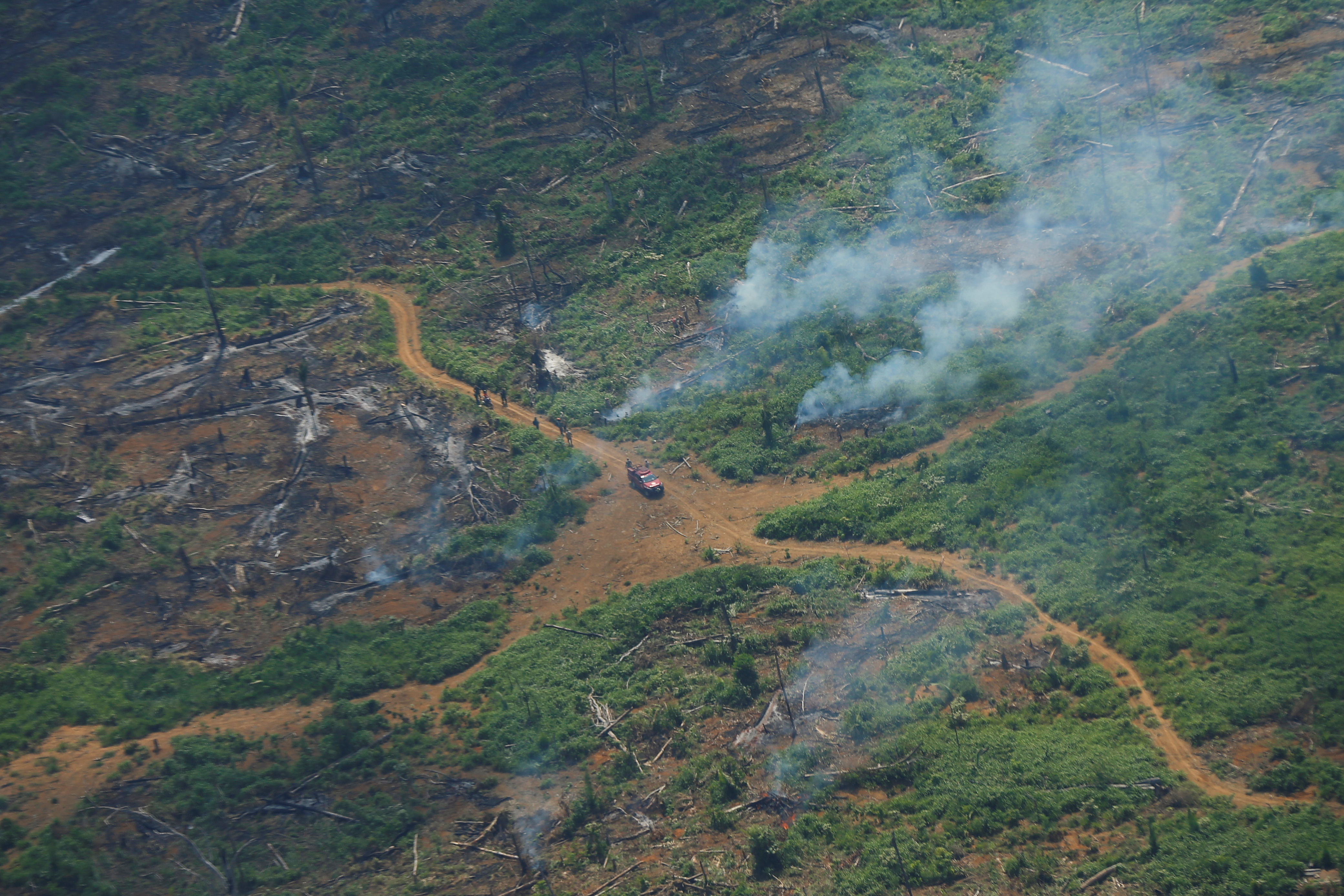 Fumaça de foco de incêndio em área desmatada da floresta amazônica em Rondônia