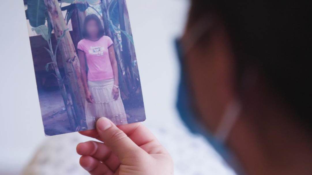 Montserrat olha para uma foto de sua mãe quando ela tinha 24 anos. As filhas brigaram para ver quem poderia mantê-la em seu quarto / CNN