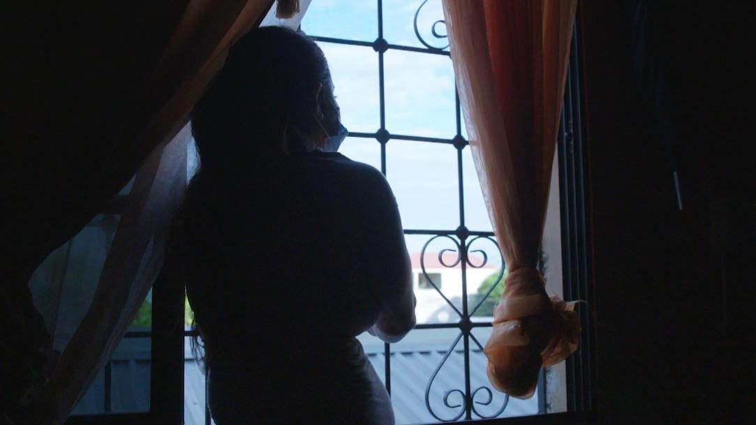 Depois de ser deportada, Juana passou cerca de um ano neste apartamento-abrigo em Honduras, raramente saindo / CNN