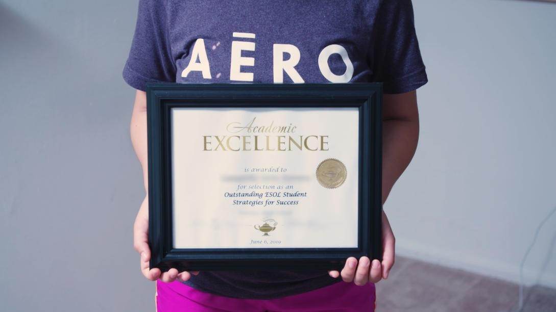 Montserrat recebeu um prêmio de excelência acadêmica que ganhou em sua escola em 2019 / CNN