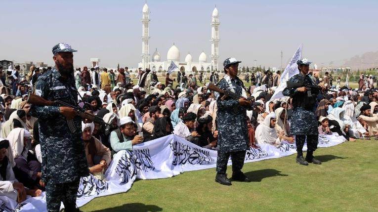 Desfile de vitória do Talibã na cidade de Kandahar, em 1 de setembro de 2021 / STRINGER/EPA-EFE/Shutterstock