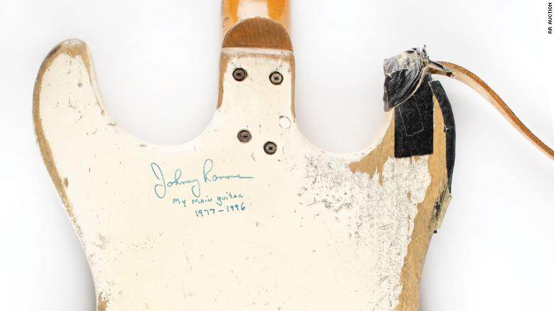 Lances para guitarra e outros itens da banda já podem ser feitos / RR Auction