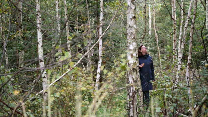 Kristina Kuethe, parceira de Peter Meyer em área recuperada, que foi devastada 15 anos atrás / Helena Schätzle / CNN