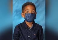 Garoto de 6 anos obedece a mãe e não tira máscara nem para foto da escola