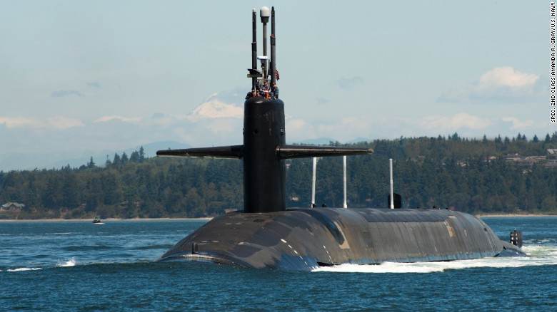 O submarino de mísseis balísticos USS Pennsylvania retorna ao seu porto natal no estado de Washington após uma patrulha de dissuasão estratégica em 2015 / U.S. Navy