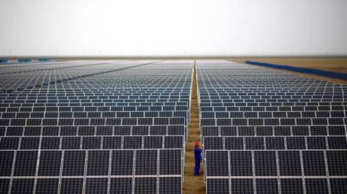 Painéis em usina de geração de energia solar