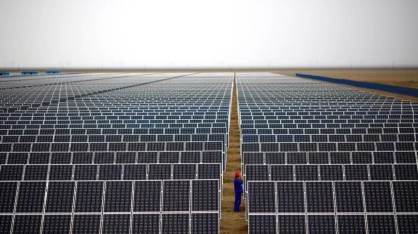 Painéis em usina de geração de energia solar