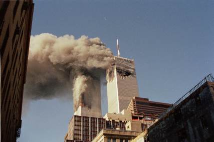 Prédios do World Trade Center após serem atingidos por aviões tomados por terroristas