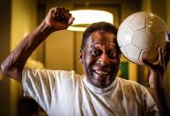 Em vídeo, Pelé canta hino do Santos no hospital; assista