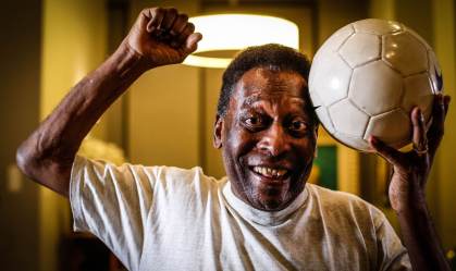 Em vídeo, Pelé canta hino do Santos no hospital; assista