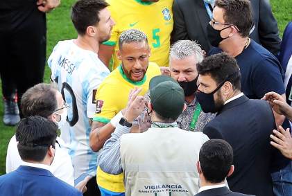 Neymar conversa com agente da Anvisa