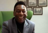Filha divulga foto de Pelé assistindo jogo de Marta pela Seleção no hospital