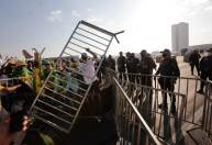 Em Brasília, manifestantes tentam furar bloqueio e PM lança bombas