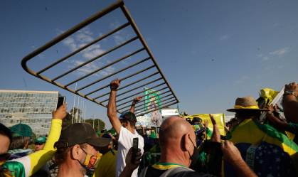 Em conversa com apoiadores, Bolsonaro mantém discurso de confronto e ataques