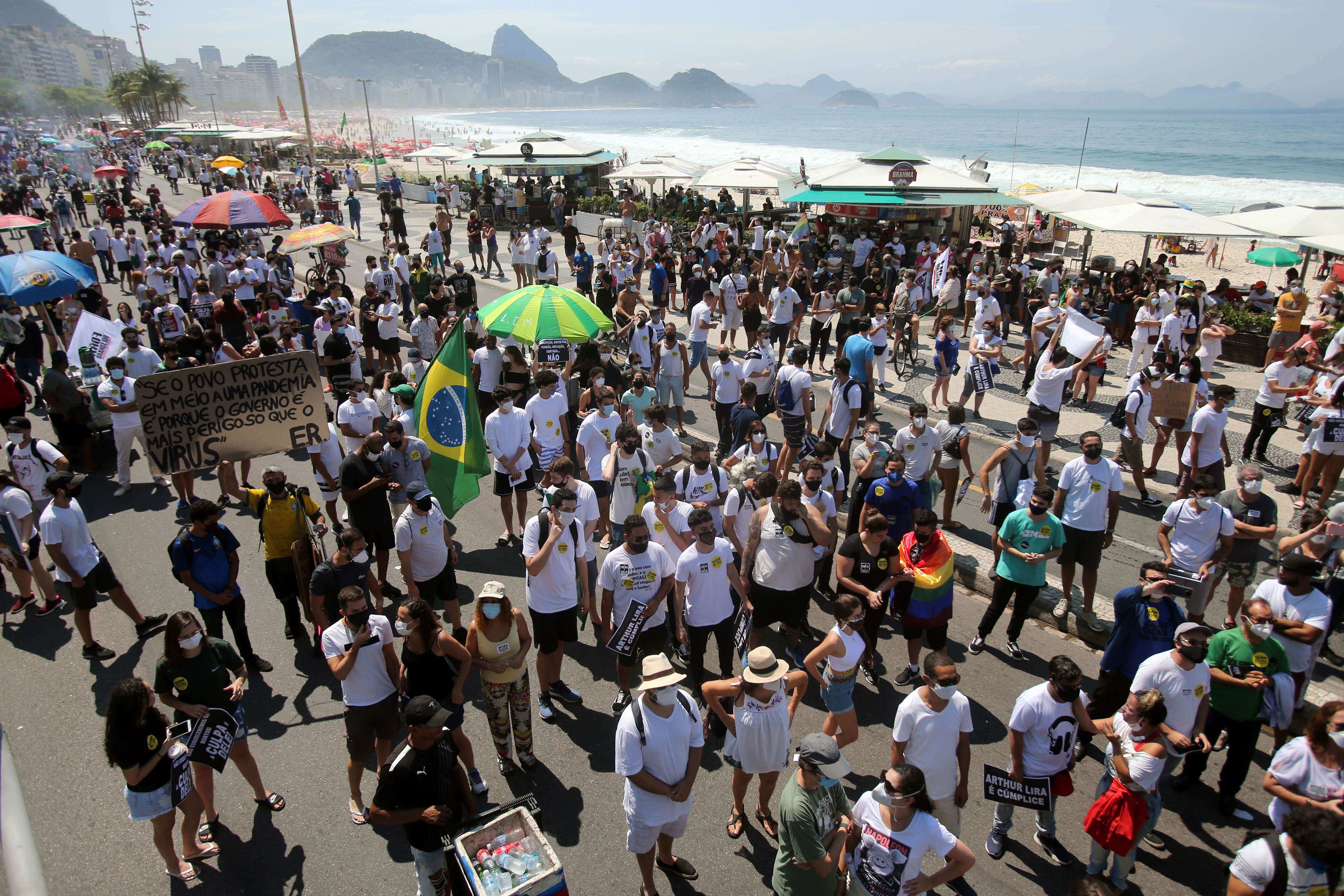 No Rio, carro prega 'nem Lula nem Bolsonaro' em meio a camisas do petista