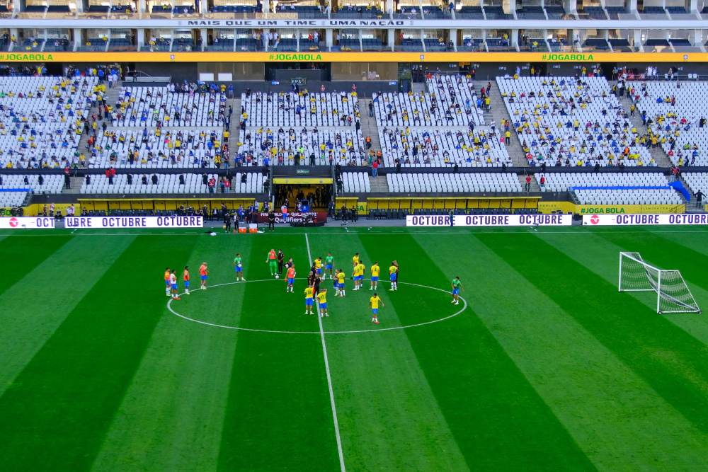 Jogadores de Brasil e Argentina no centro do Campo