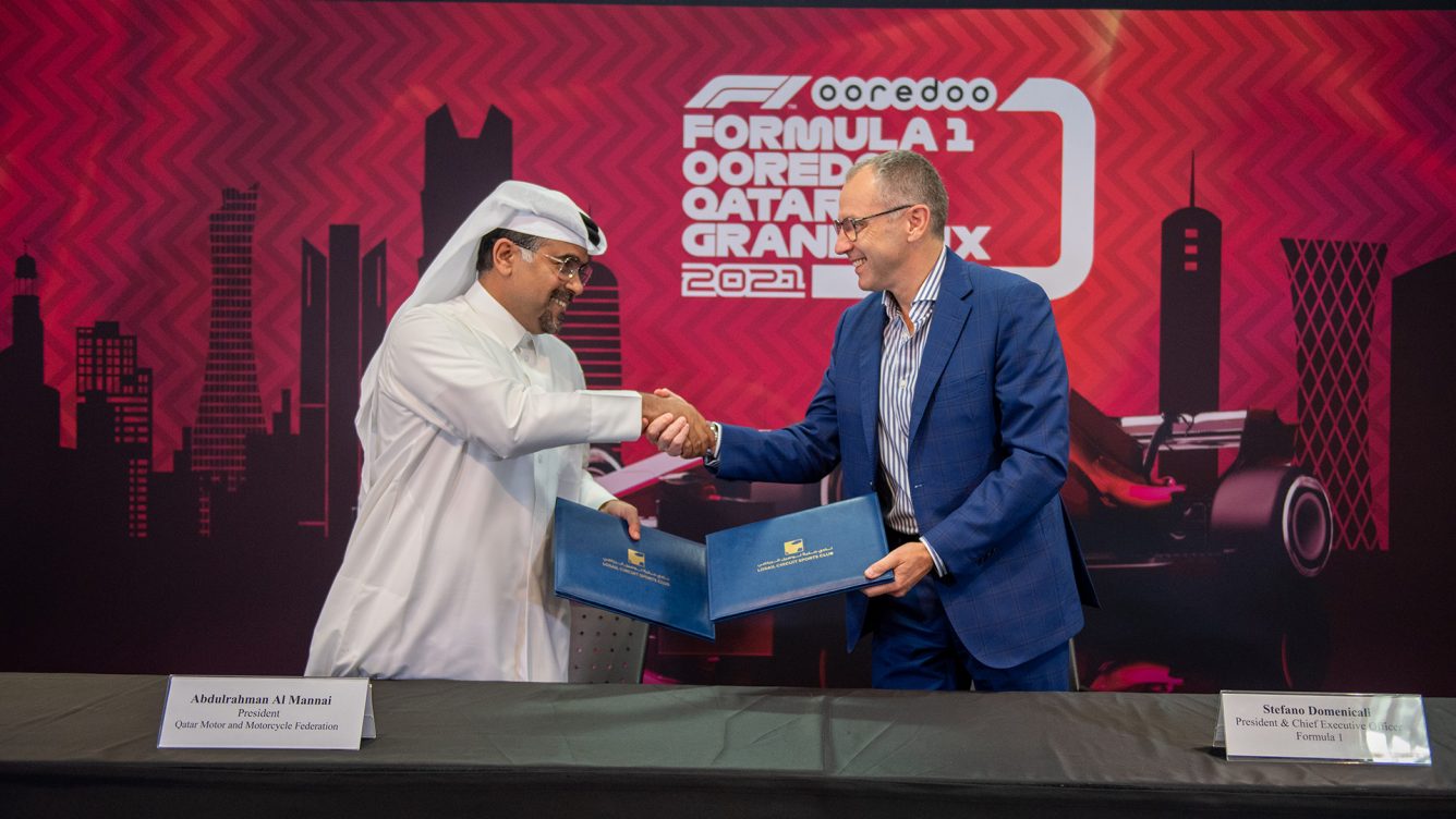 Abdulrahman Al-Mannai, presidente da Federação de Veículos Automotores e Motos do Catar, cumprimenta o CEO da F1, Stefano Domenicali / Reprodução/formula1.com