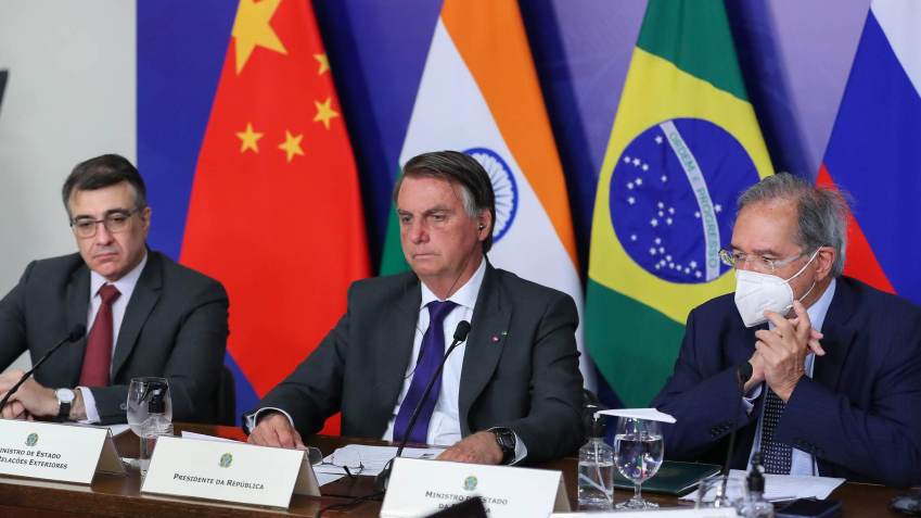 Acompanhado do chanceler, Carlos Alberto França, e do ministro da Economia, Paulo Guedes, Jair Bolsonaro (C) discursa em encontro do Brics / Marcos Correa - 9.set.2021/PR