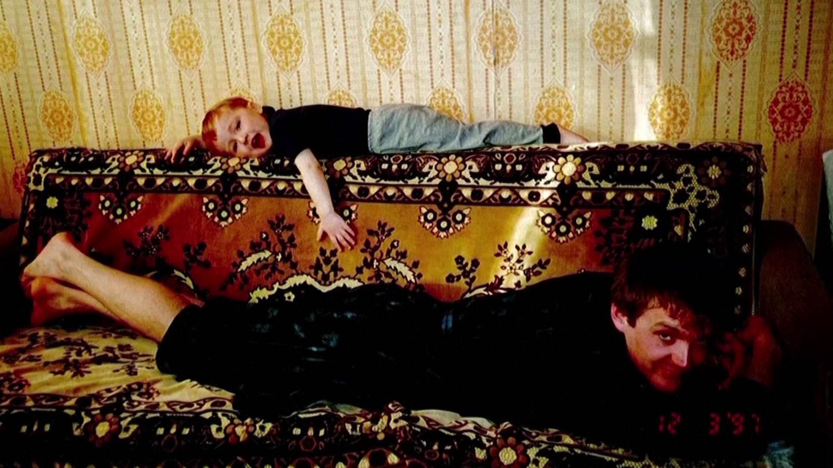 Alexander Litvinenko brincando com o filho, Anatoly, em Londres