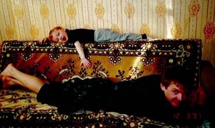 Alexander Litvinenko brincando com o filho, Anatoly, em Londres