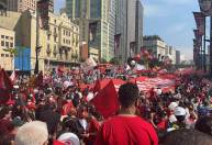 Manifestantes se reúnem no Vale do Anhangabaú contra o governo