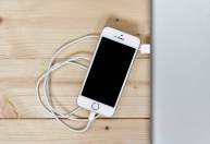 Apple afirma que vai recorrer de suspensão de venda de iPhones sem carregador