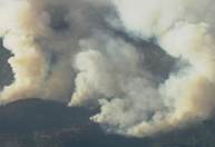 Bombeiros tentam conter um dos maiores incêndios florestais da Califórnia