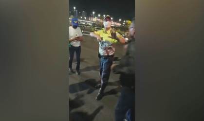 Policial saca arma em meio a manifestantes na Esplanada dos Ministérios