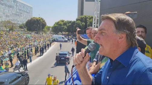 Presidente Jair Bolsonaro (sem partido) fala a apoiadores em Brasília nesta terça-feira (7)