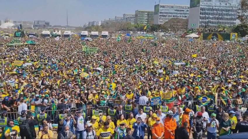 Presidente Jair Bolsonaro (sem partido) fala a apoiadores em Brasília nesta terça-feira (7) / Reprodução/CNN Brasil