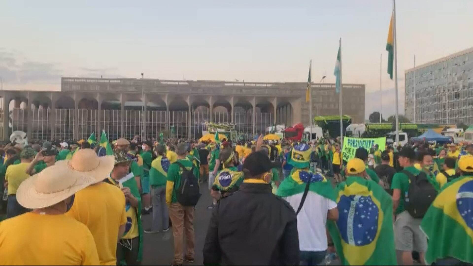 Manifestantes pró-Bolsonaro se reúnem em Brasília na manhã desta terça-feira