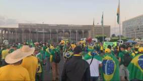 Manifestantes pró-Bolsonaro se reúnem em Brasília na manhã desta terça-feira