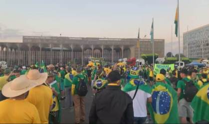 Manifestantes pró-Bolsonaro se reúnem em Brasília na manhã desta terça-feira