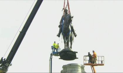 Símbolo ligado ao racismo, estátua de general é removida nos EUA