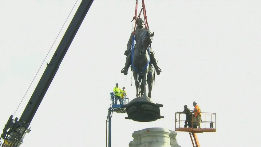 Símbolo ligado ao racismo, estátua de general é removida nos EUA / Reprodução/CNN Brasil (08.set.2021)